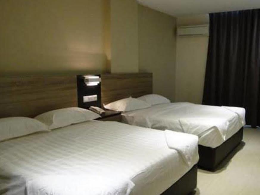Galaxy Hotel Simpang Ampat  Buitenkant foto